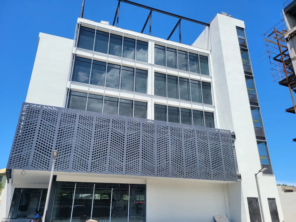 23 LMR commercial building facade with architectural screening