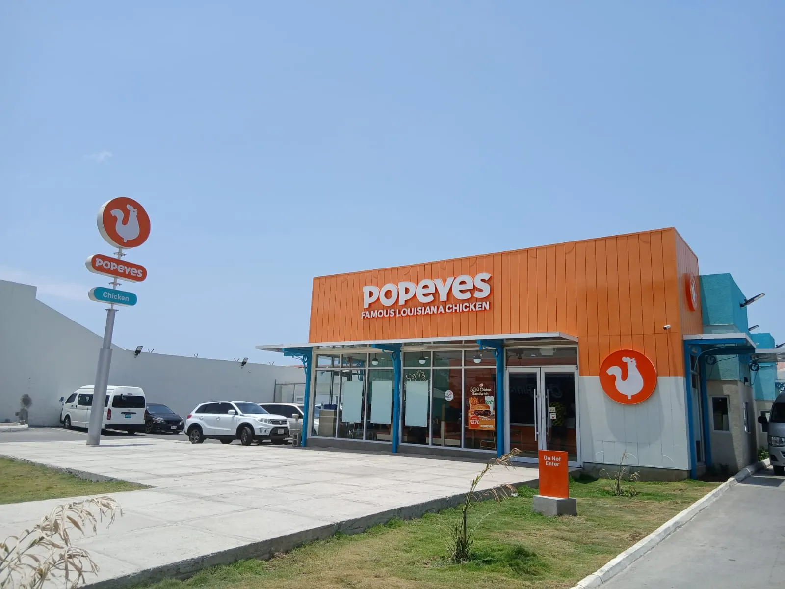 Popeyes restaurant exterior and customer entrance