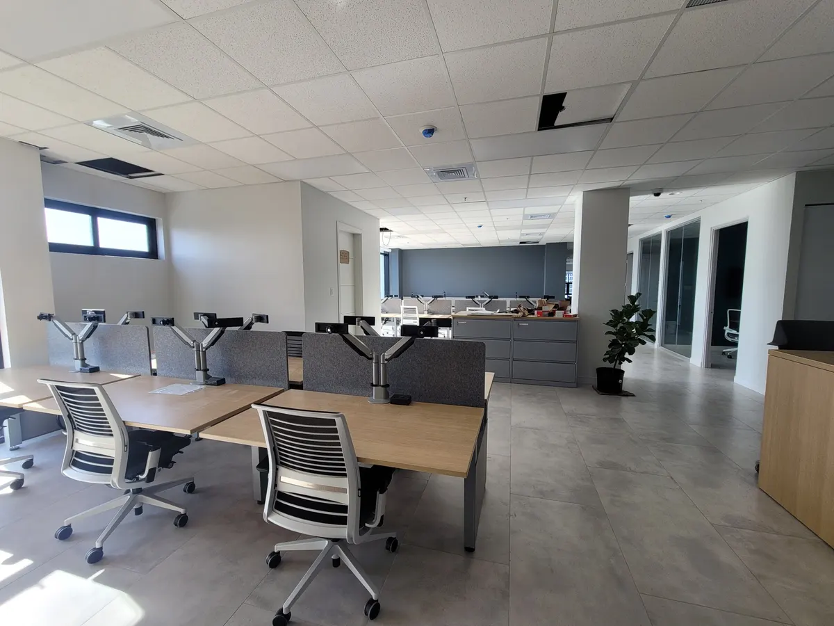 ZS collaborative office workstations and integrated ceiling services
